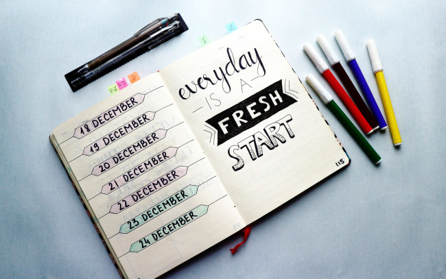 Обои картинки фото разное, канцелярия,  книги, записи, ежедневник, ручки, даты