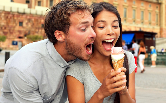Обои картинки фото разное, мужчина женщина, мороженое