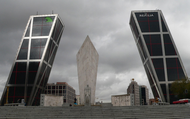 Обои картинки фото torres kio,  мадрид, города, - памятники,  скульптуры,  арт-объекты, ворота, европы, torres, kio, башни-близнецы, архитектура, испания, мадрид