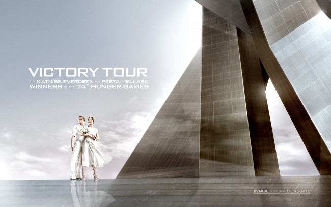 Обои картинки фото кино фильмы, the hunger games,  catching fire, пара, цветы