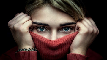 Картинка разное глаза шатенка голубые