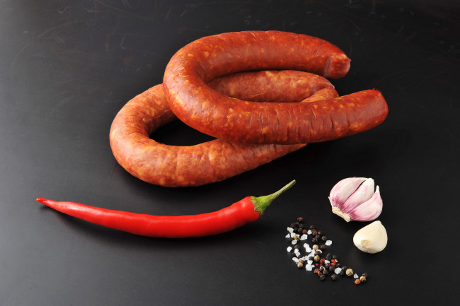 Обои картинки фото еда, колбасные изделия, копченая, колбаса, острый, перец, чеснок