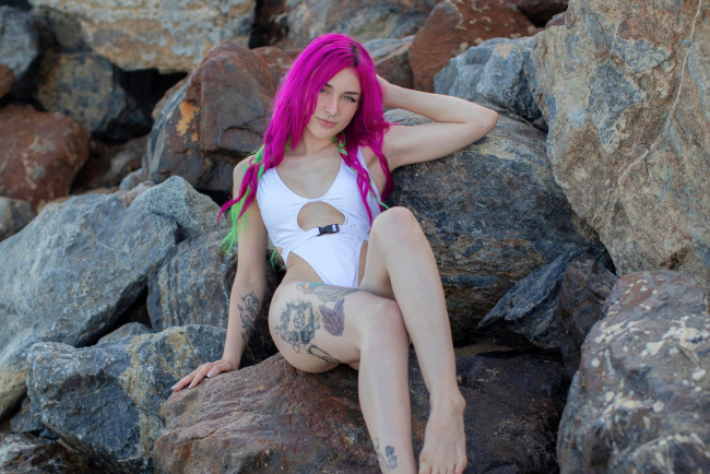 Обои картинки фото девушки, - рыжеволосые и разноцветные, камни, поза, тату