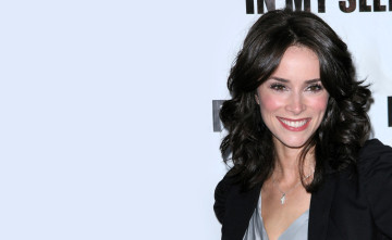 Картинка девушки abigail+spencer брюнетка лицо жакет кулон