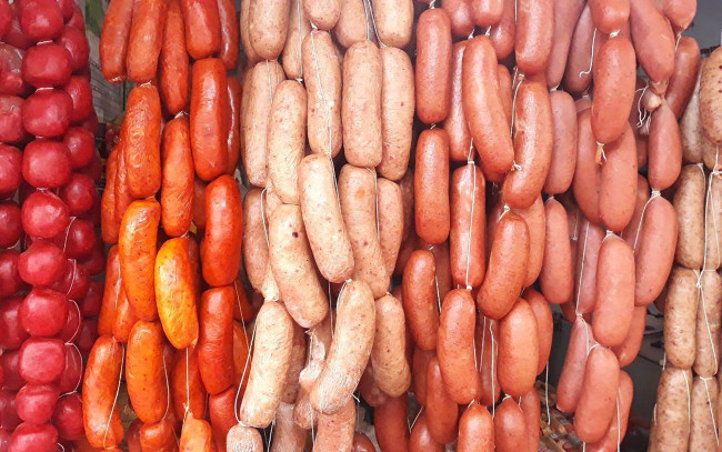 Обои картинки фото еда, колбасные изделия, сосиски, колбаски, много