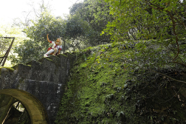 Обои картинки фото девушки, nonsummerjack, образ, косплей, наряд, костюм, горы, обрыв, мох, растения, развлины, ступени