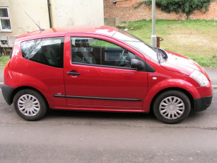 Картинка автомобили выставки уличные фото