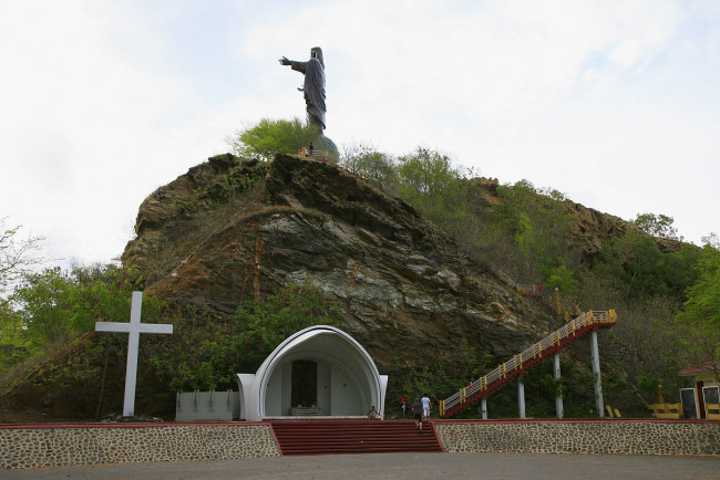 Обои картинки фото города, памятники, скульптуры, арт, объекты, скульптура, крест, храм