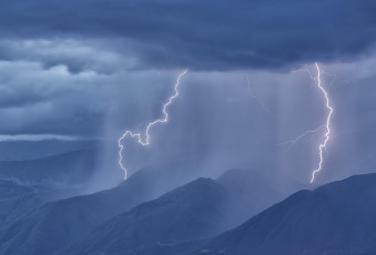 Картинка природа молния +гроза панорама дождь тучи лес горы