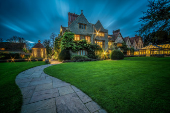 Картинка города -+здания +дома дома дорожка газон