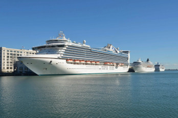 Картинка caribbean+princess +crystal+symphony+&+regatta корабли лайнеры круиз причал лайнер океанский