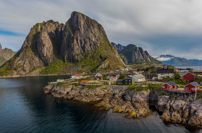 Обои картинки фото города, - пейзажи, дома, горы, облака, поселок, небо, норвегия, море