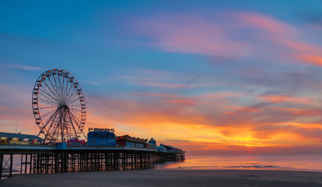 Обои картинки фото разное, карусели,  качели,  аттракционы, океан, пирс, рассвет, пляж, парк, развлечений, колесо, обозрения