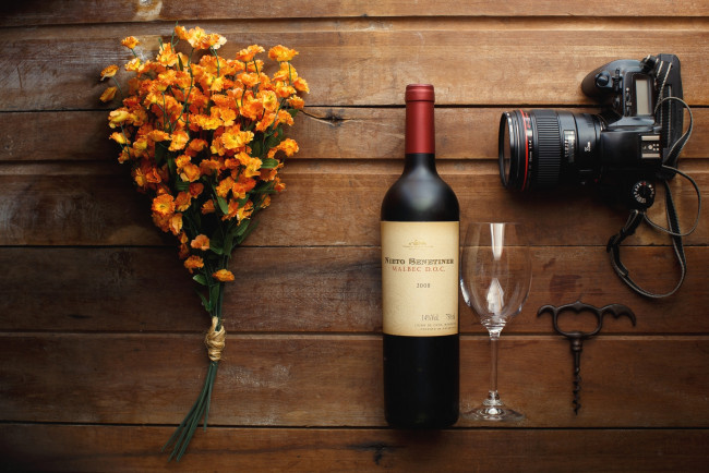 Обои картинки фото бренды, бренды напитков , разное, штопор, вино, бокал, фотоаппарат, натюрморт, цветы, бутылка