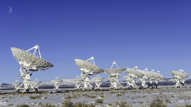 Обои картинки фото космос, разное, другое, луна, антенны, небо