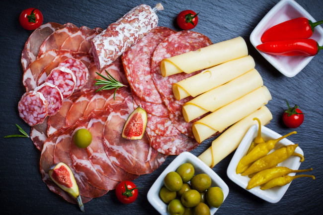 Обои картинки фото еда, разное, оливки, перец, ветчина, колбаса, сыр