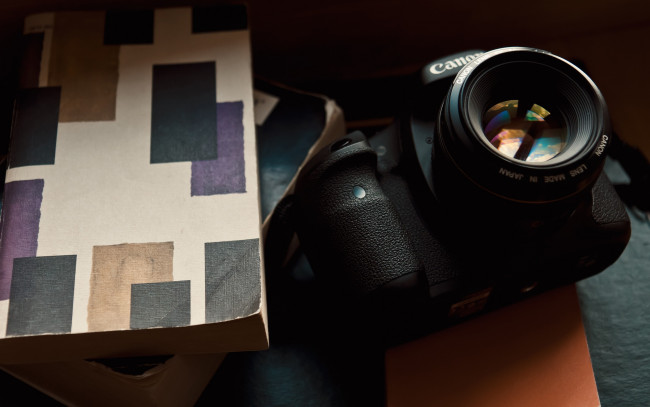 Обои картинки фото canon, бренды, книга, линза, объектив, цифровой, фотоаппарат