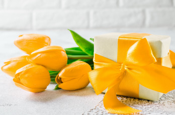 Картинка праздничные подарки+и+коробочки бант лента подарок тюльпаны