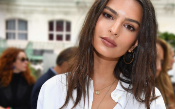 Картинка девушки emily+ratajkowski серьга