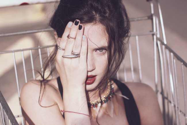 Обои картинки фото девушки, -unsort , лица,  портреты, брюнетка, тележка, кольца, рука, лицо