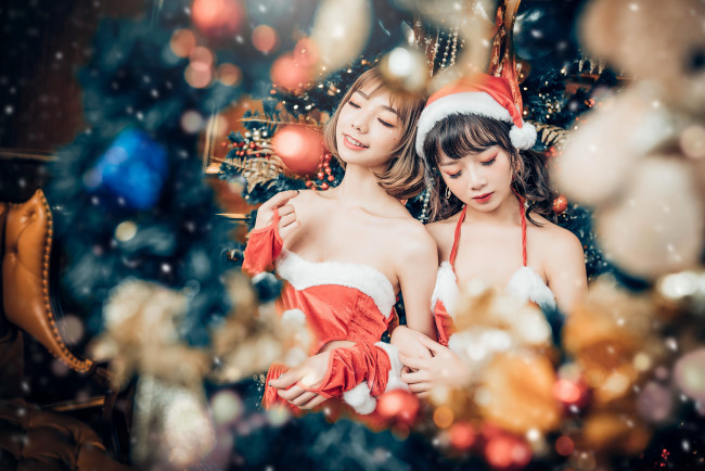 Обои картинки фото праздничные, - разное , новый год, украшения, елка, шапочка, санты, новый, год, азиатки, рождество