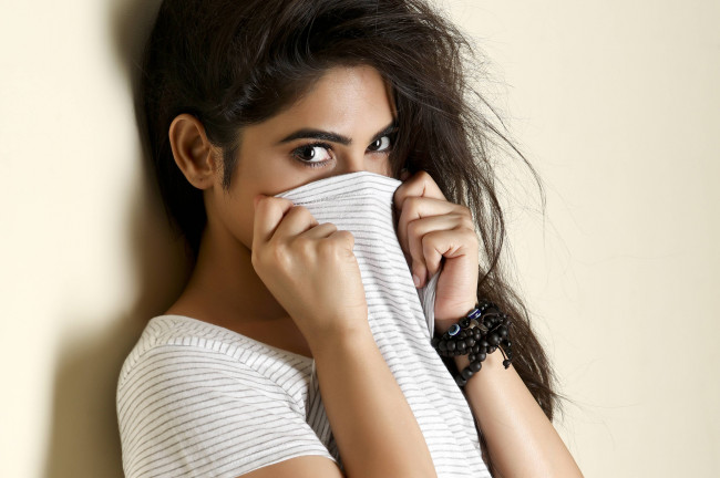 Обои картинки фото naina ganguly, девушки, naina, ganguly, портрет, лицо, bollywood, индия, причёска, кино, актриса, девушка, модель, брюнетка, красотка, красавица, флирт, стройная, фигура, сексуальная, секси, поза, взгляд, макияж