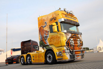 обоя автомобили, scania , выставка, улица, tiger, yellow, tuning, truck, scania, r