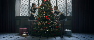 Картинка праздничные 3д+графика+ новый+год две девушки особняк фартук у окна новогодние игрушки горничные подарки наряжают ёлку