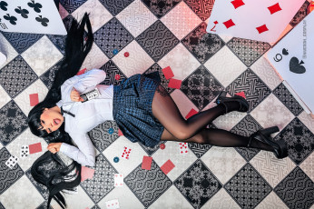 Картинка niveron девушки -+креатив +косплей брюнетка блузка юбка карты