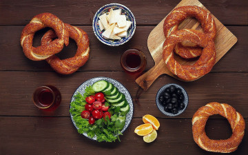 Картинка еда разное бейглы помидоры огурцы маслины сыр