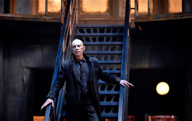 Обои картинки фото кино фильмы, the strain, мутант, лестница