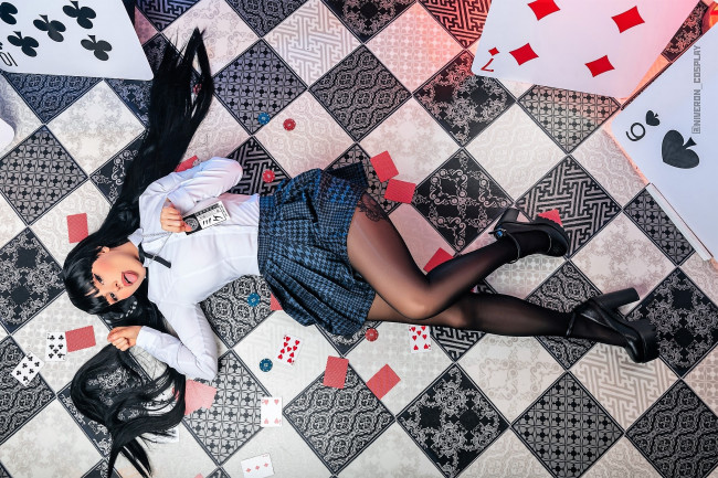 Обои картинки фото niveron, девушки, - креатив,  косплей, брюнетка, блузка, юбка, карты