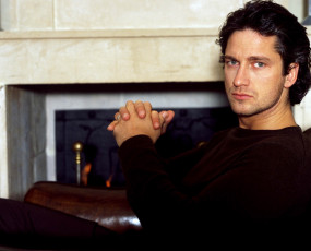 обоя мужчины, gerard butler, актер, свитер, камин
