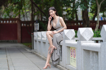 Картинка девушки -+азиатки азиатка поза платье декольте