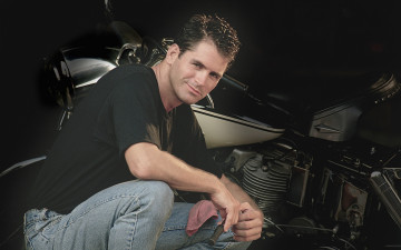 Картинка мужчины -unsort мотоцикл брюнет поза