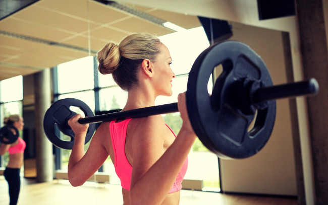 Обои картинки фото спорт, фитнес, блондинка, топ, штанга, зал