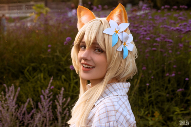 Обои картинки фото девушки, - креатив,  косплей, образ, лицо, ушки, луг, цветы