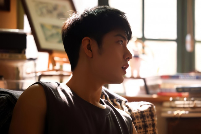 Обои картинки фото мужчины, xiao zhan, актер, лицо, майка, окно