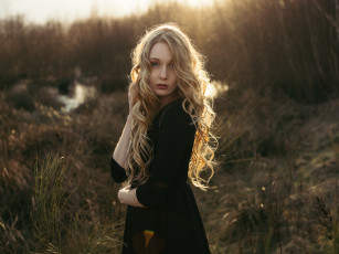 обоя сексуальная девушка, девушки, - лица,  портреты, девушка, женщина, блондинка, светловолосая, сексуальная, модель, звезда, позирует, разная, обувь, верхняя, стильная, одежда, нижнее, эротическое, бельё, трусы, лифчик, колготки, чулки, аксессуары, макияж, и, множество, элементов, на, фотографии