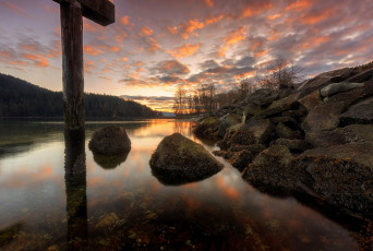 обоя природа, реки, озера, небо, облака, закат, река, горы, лес, камни