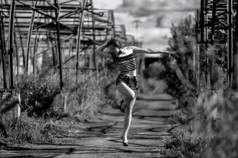 обоя сексуальная девушка, девушки, - черно-белые, девушка, женщина, брюнетка, темноволосая, сексуальная, модель, звезда, позирует, разная, обувь, верхняя, стильная, одежда, нижнее, эротическое, бельё, трусы, лифчик, колготки, чулки, аксессуары, макияж, и, множество, элементов, на, фотографии