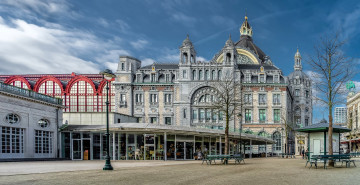 обоя города, антверпен , бельгия, здание, кафе, вокзал, площадь, фонари, деревья, скамейки