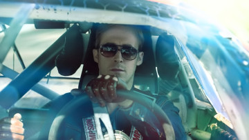 обоя кино фильмы, drive, мужчина, очки, перчатки, руль, машина, гонщик
