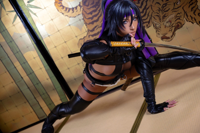 Обои картинки фото девушки, nonsummerjack, образ, косплей, наряд, костюм, ремни, меч, сапоги, перчатки