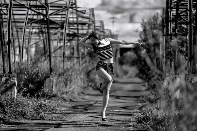 Обои картинки фото сексуальная девушка, девушки, - черно-белые, девушка, женщина, брюнетка, темноволосая, сексуальная, модель, звезда, позирует, разная, обувь, верхняя, стильная, одежда, нижнее, эротическое, бельё, трусы, лифчик, колготки, чулки, аксессуары, макияж, и, множество, элементов, на, фотографии