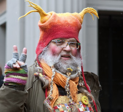 Картинка мужчины unsort шапка очки борода