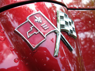 Картинка chevy corvette автомобили фрагменты автомобиля значок капли