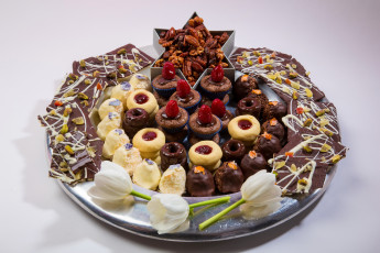 Картинка еда пирожные +кексы +печенье тюльпаны кексы клубника орехи