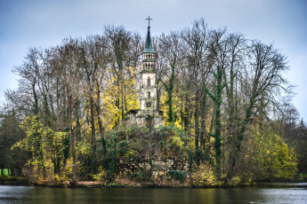 Картинка города -+католические+соборы +костелы +аббатства шпиль деревья