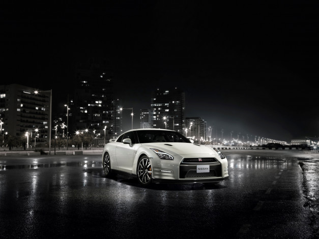 Обои картинки фото 2014 nissan gt-r, автомобили, nissan, datsun, ночь, огни, город